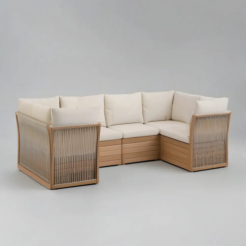 Sofa ogrodowa, Modułowa kanapa ogrodowa o wymiarach 300x250 cm w drewnie i linie, przeplatana beżowymi poduszkami